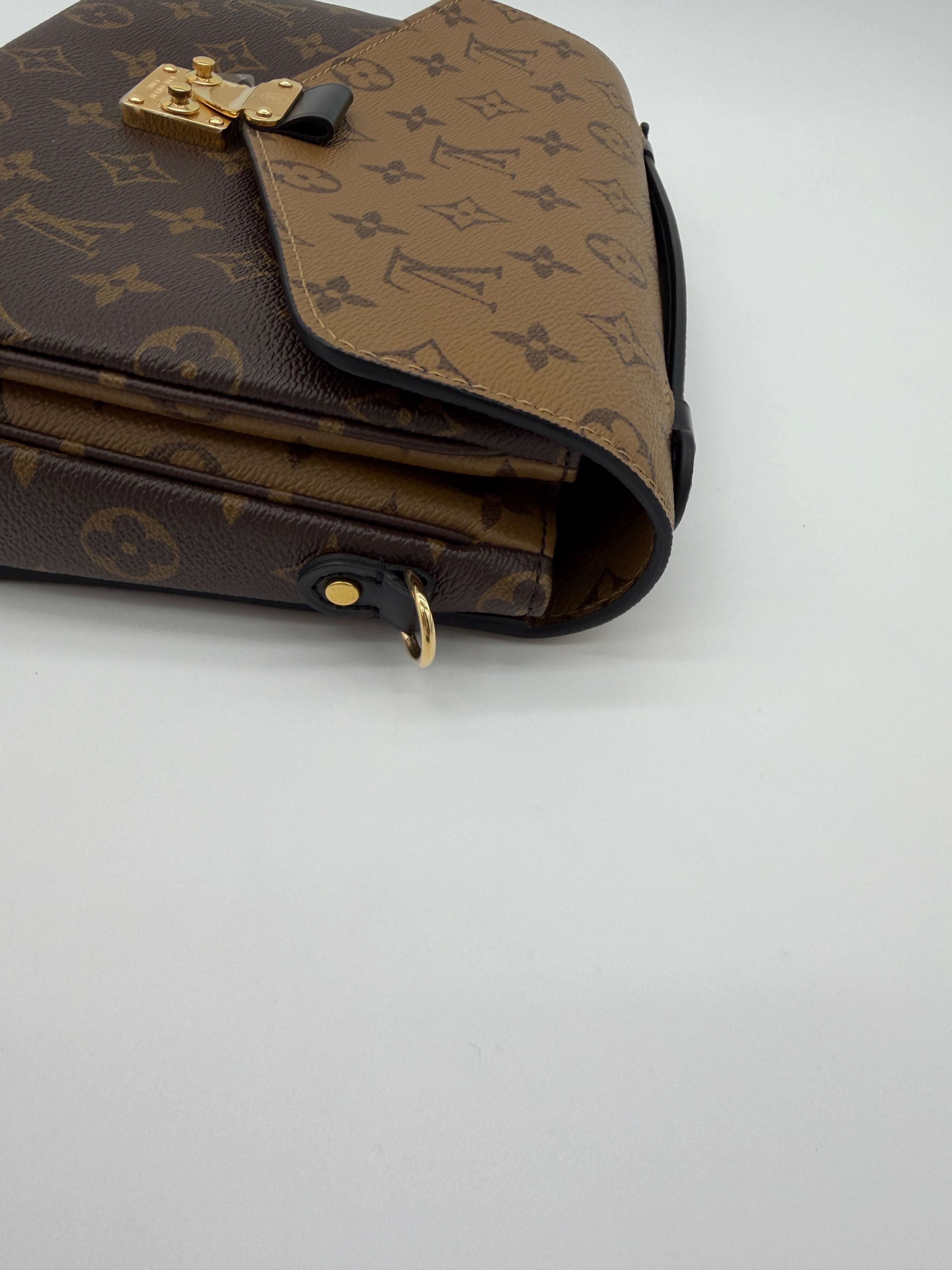 Louis Vuitton Pochette Métis Reverse Monogram
