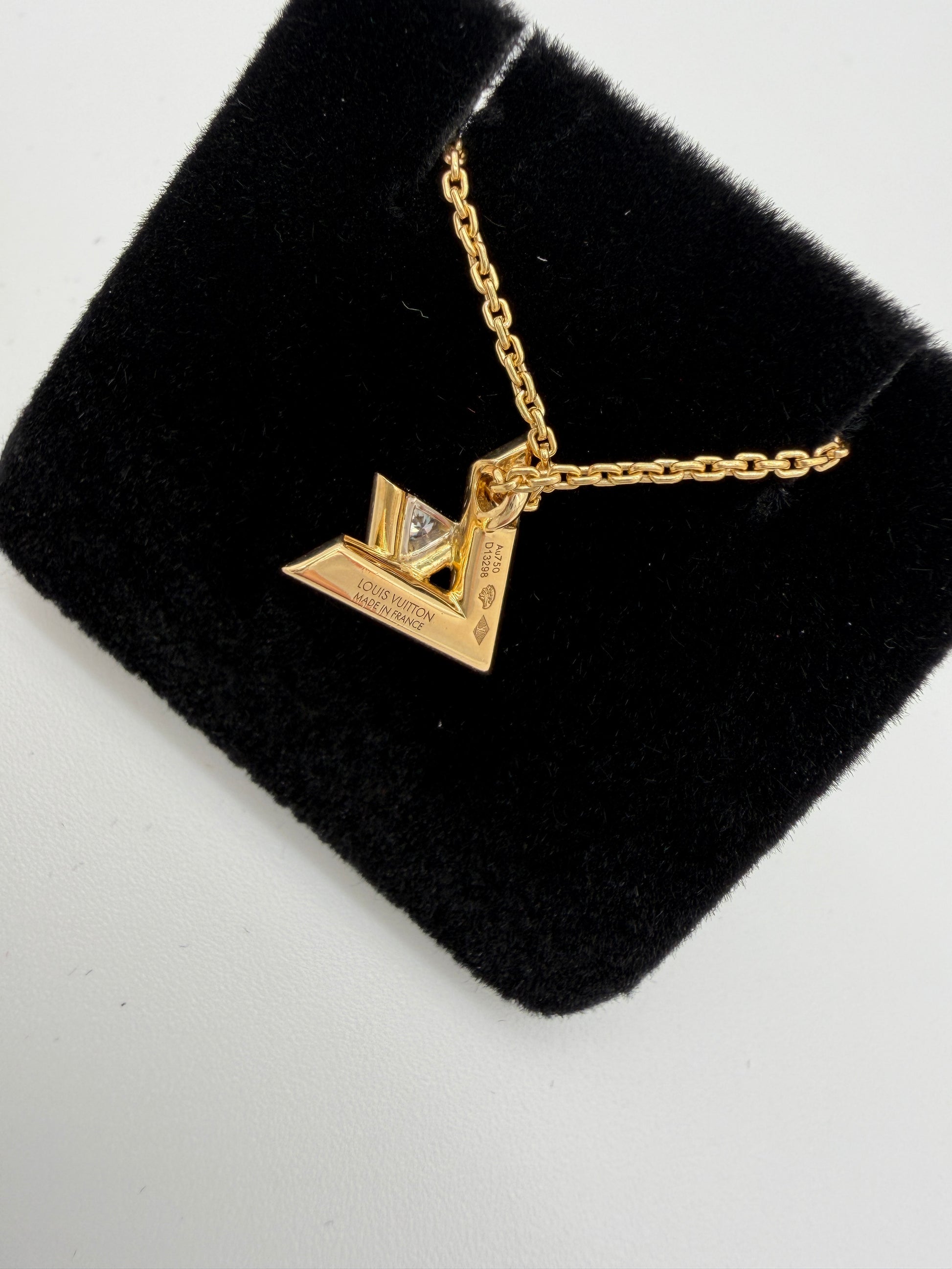 Louis Vuitton Small Volt One Diamond Pendant Necklace 18k