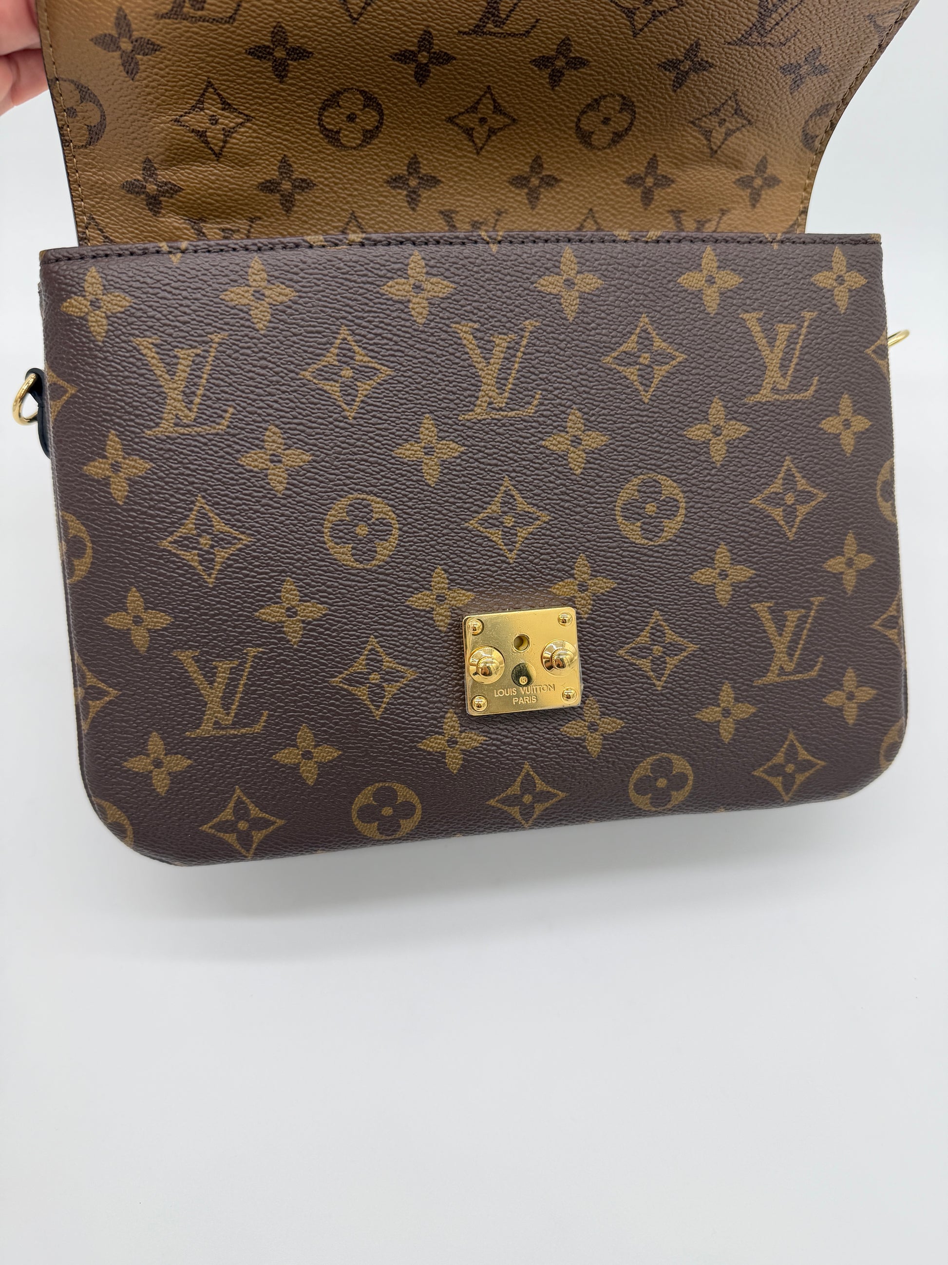 Louis Vuitton Pochette Métis Reverse Monogram