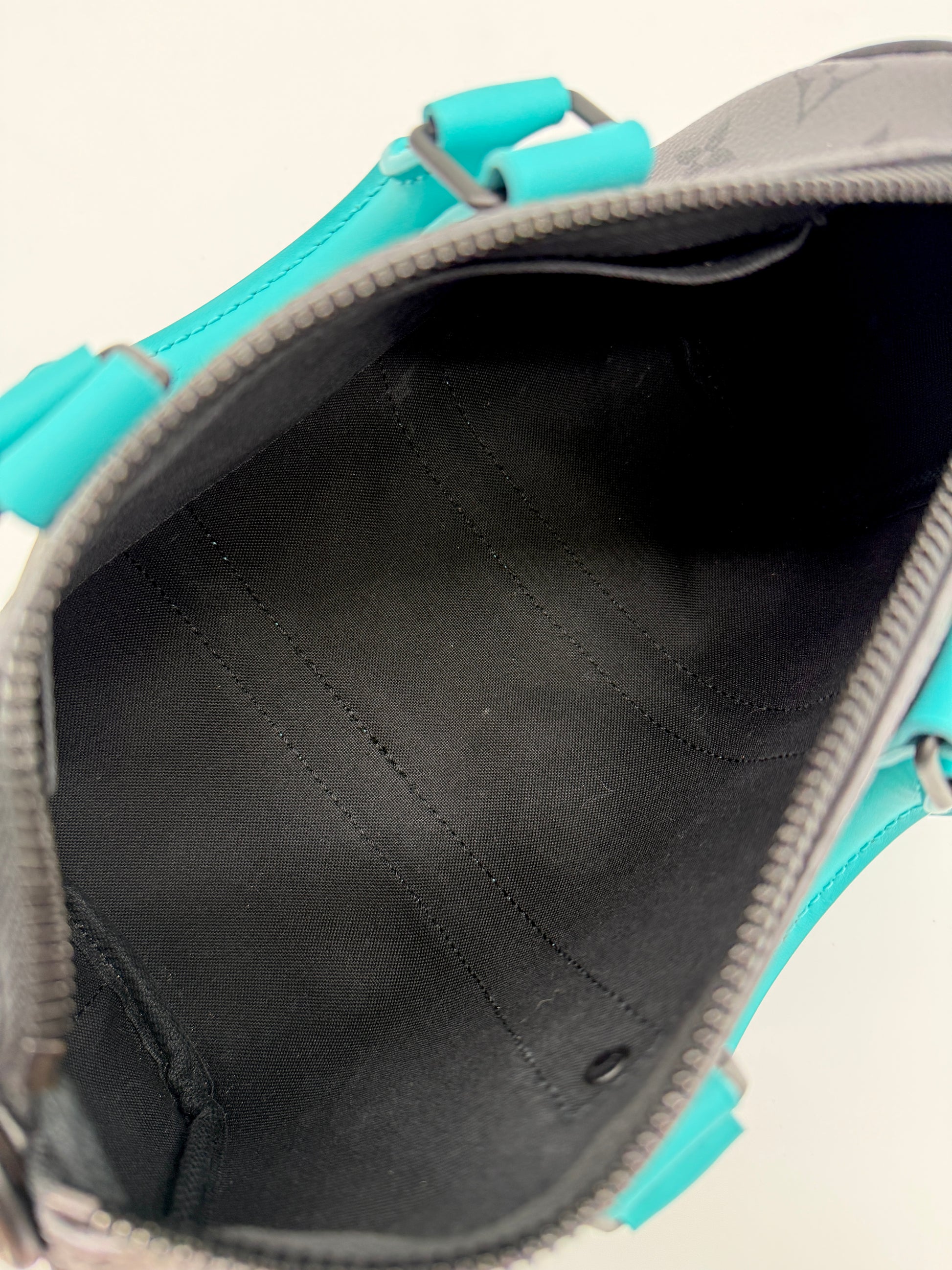 Louis Vuitton Keepall Bandouliere 25 Turquoise / Monogram Eclipse Reverse