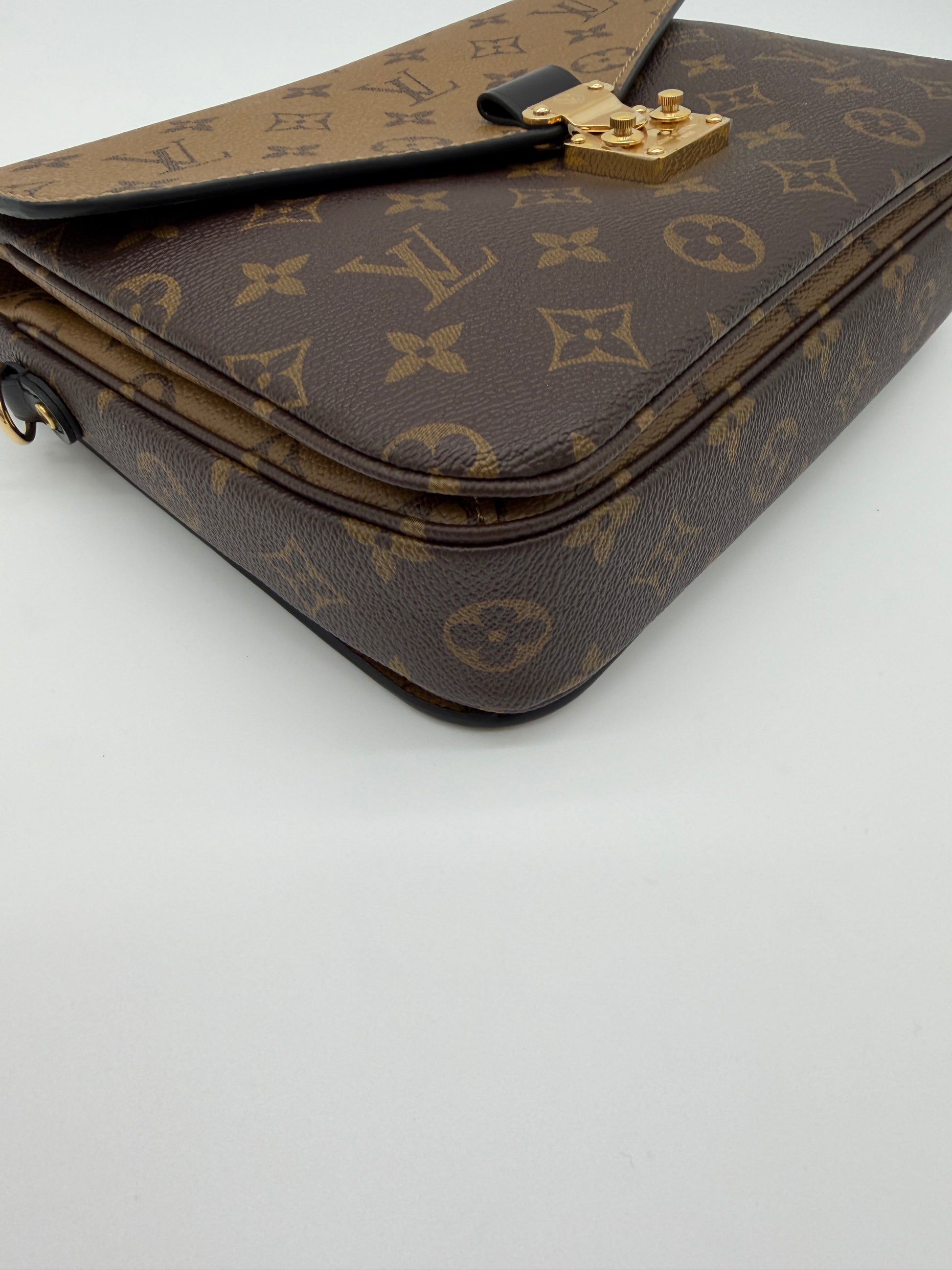 Louis Vuitton Pochette Métis Reverse Monogram