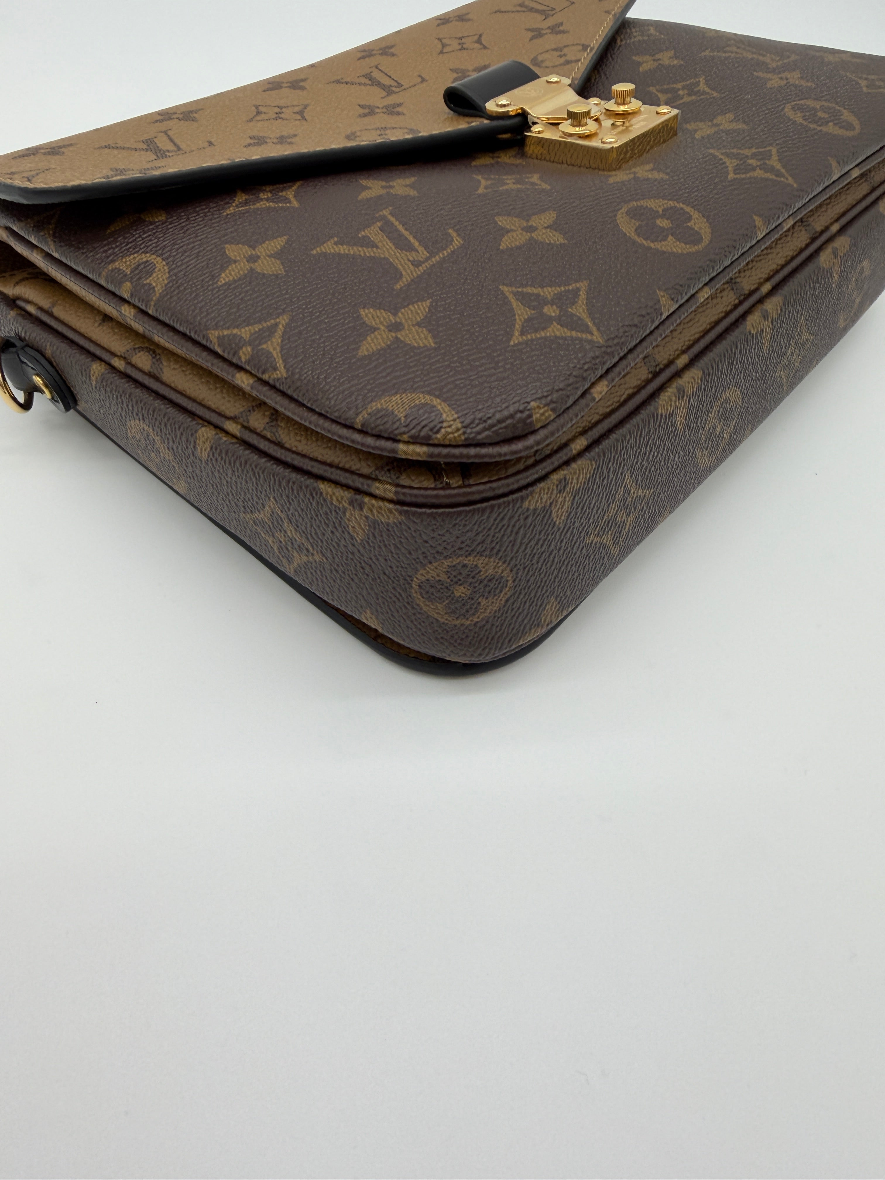 Louis Vuitton Pochette Métis Reverse Monogram