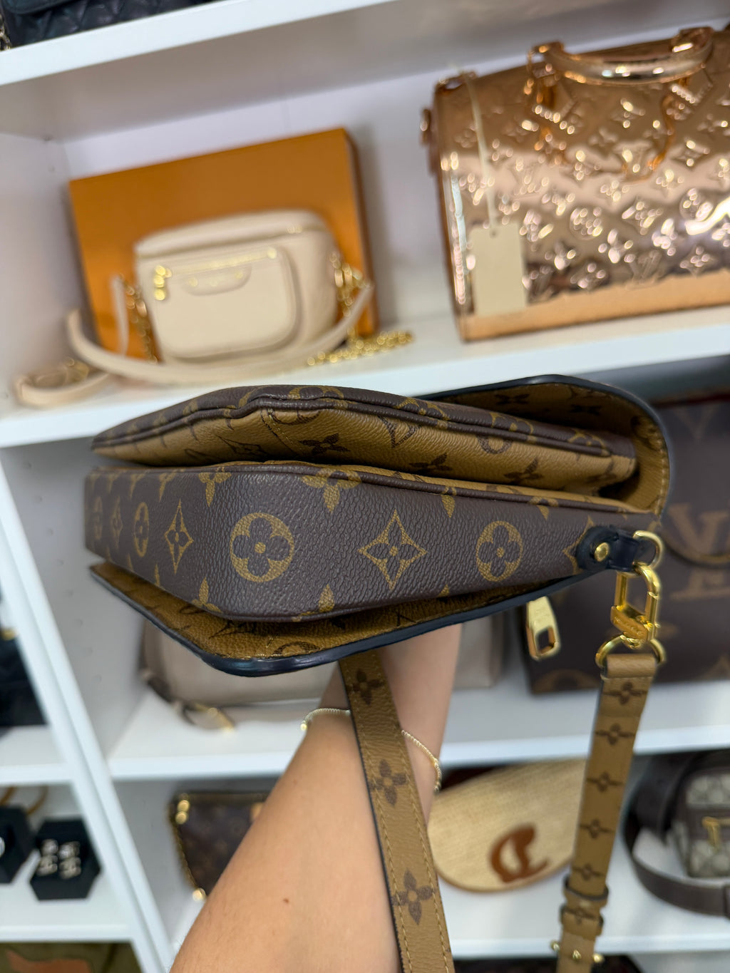 Louis Vuitton Pochette Métis Reverse Monogram